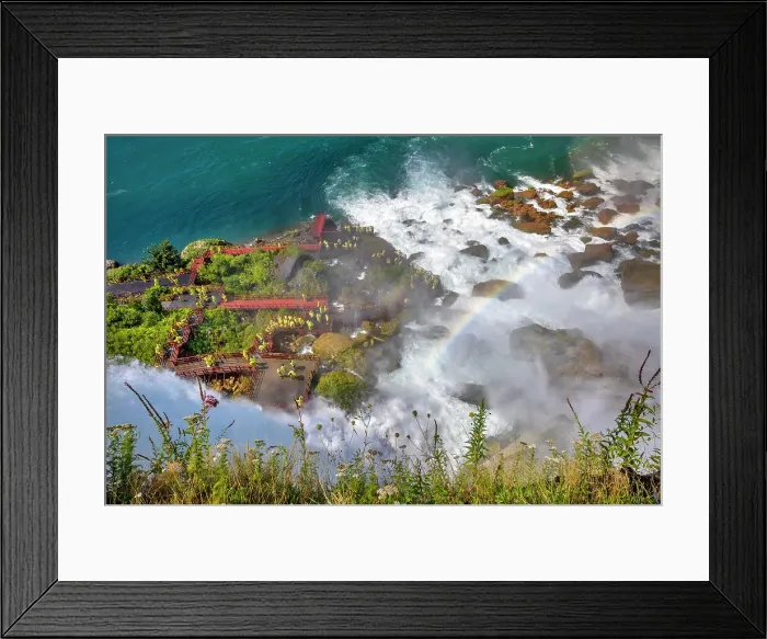 Framed Print : New York, Niagara Falls, tourists on Pathway underneath waterfalls Framed Print : New York, Niagara Falls, tourists on Pathway underneath waterfalls
