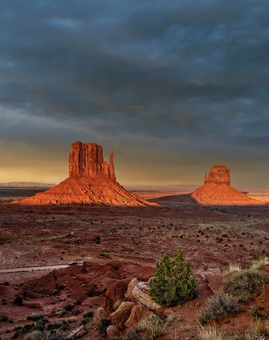 Framed Print : Arizona, Monument Valley, West Mitten and East Butte Framed Print : Arizona, Monument Valley, West Mitten and East Butte