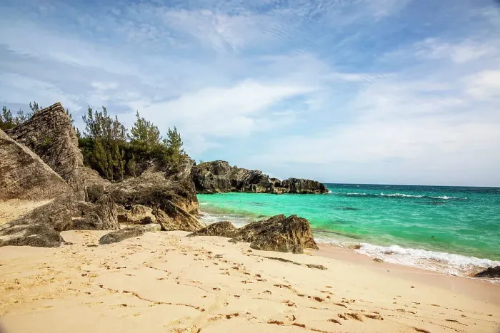 Framed Print : Bermuda, Elsbeth Beach, with Pink sand, and aquamarine water Framed Print : Bermuda, Elsbeth Beach, with Pink sand, and aquamarine water