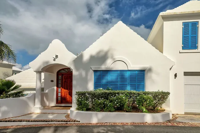 Framed Print : Bermuda, Rosewood Bermuda Hotel buildings painted in white