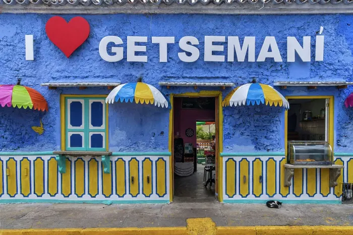 Framed Print : Colombia, Cartagena, Getsemani, colorful facade Framed Print : Colombia, Cartagena, Getsemani, colorful facade