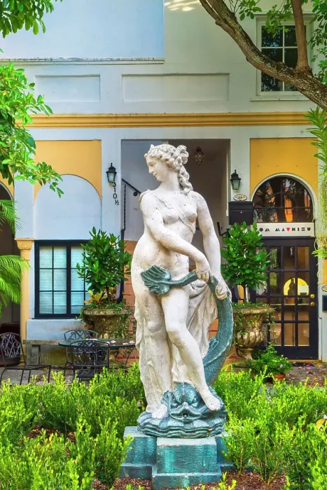 Framed Print : Florida, Palm Beach, Worth Avenue, courtyard