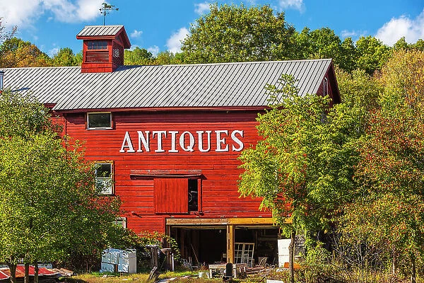New York, Antique barn and fall colors