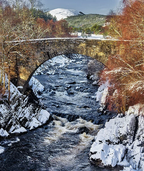 Scotland, river and stone bridge at winter