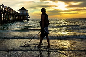 Images Dated 23rd February 2023: Florida, Naples, Fishing Pier, beachcombing with metal detector