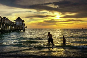 Images Dated 23rd February 2023: Florida, Naples, Fishing Pier, Playing on the beach