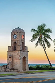 Images Dated 14th December 2018: Florida, Palm Beach, Worth Avenue, Clock Tower along South Ocean Blvd at sunset