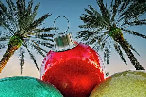 Light Prints: Giant Christmas ball with palm trees