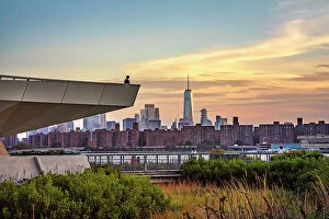 Images Dated 20th June 2020: Long Island City, Hunters Point South Park, waterfront with lower Manhattan views