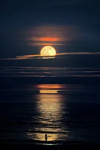 Atlantic Prints: Full moon rising over the ocean