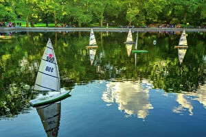Images Dated 5th December 2023: New York City, Central Park Boat Pond Conservatory Water, mini sailboats