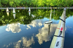 Images Dated 5th December 2023: New York City, Central Park Boat Pond Conservatory Water, mini sailboats