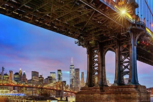 Images Dated 2nd December 2023: New York City, East River, Brooklyn, Dumbo, Manhattan Bridge