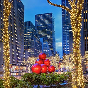 Images Dated 2nd December 2023: New York City, Manhattan, Midtown, Rockefeller Center, fountain with large red Christmas ball