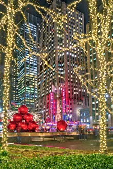 Images Dated 5th March 2019: New York City, Manhattan, Midtown, Radio City Music Hall, fountain with large red Christmas ball