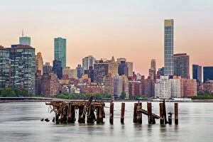 Images Dated 22nd September 2022: New York City, Manhattan Skyline from Long Island City South Park
