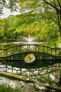 New York, Long Island, Roslyn Harbor, Clayton-Cedarmere Estates, home of William Cullen Bryant, footbridge with water fountain in background