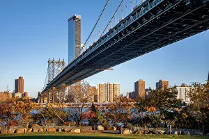 NY, Brooklyn, Dumbo, Manhattan Bridge with One Manhattan Square in background