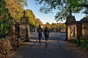 Images Dated 16th November 2021: NY, NYC, Central Park, path leading to Bethesda Fountain