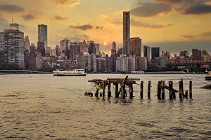 Images Dated 15th August 2021: NY, NYC, cityscape, viewed from Queens