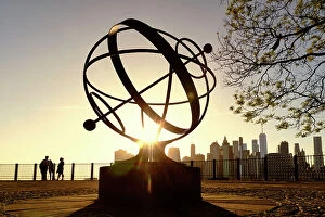 Images Dated 9th June 2020: NYC, Brooklyn, Brooklyn Heights, promenade, gyroscope sundial and view of downtown Manhattan