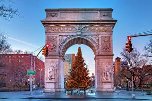 Images Dated 2nd December 2023: NYC, Manhattan, Greenwich Village, Washington Square Arch with Christmas Tree