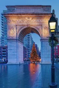 NYC, Manhattan, Greenwich Village, Washington Square Arch with Christmas Tree