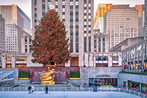 Images Dated 2nd December 2023: NYC, Rockefeller Center, Ice Rink with skaters, Prometheus sculpture