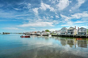 : USA, Nantucket, Massachusetts, New England, shore houses, clear water, boats near to the dock