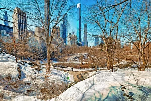 Images Dated 15th August 2021: USA, New York City, Manhattan Central Park, Gapstow bridge in winter with snow, skyscrapers