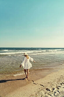 Images Dated 15th July 2022: USA, New York, Long Island, Jones Beach, woman in white dress and a hat